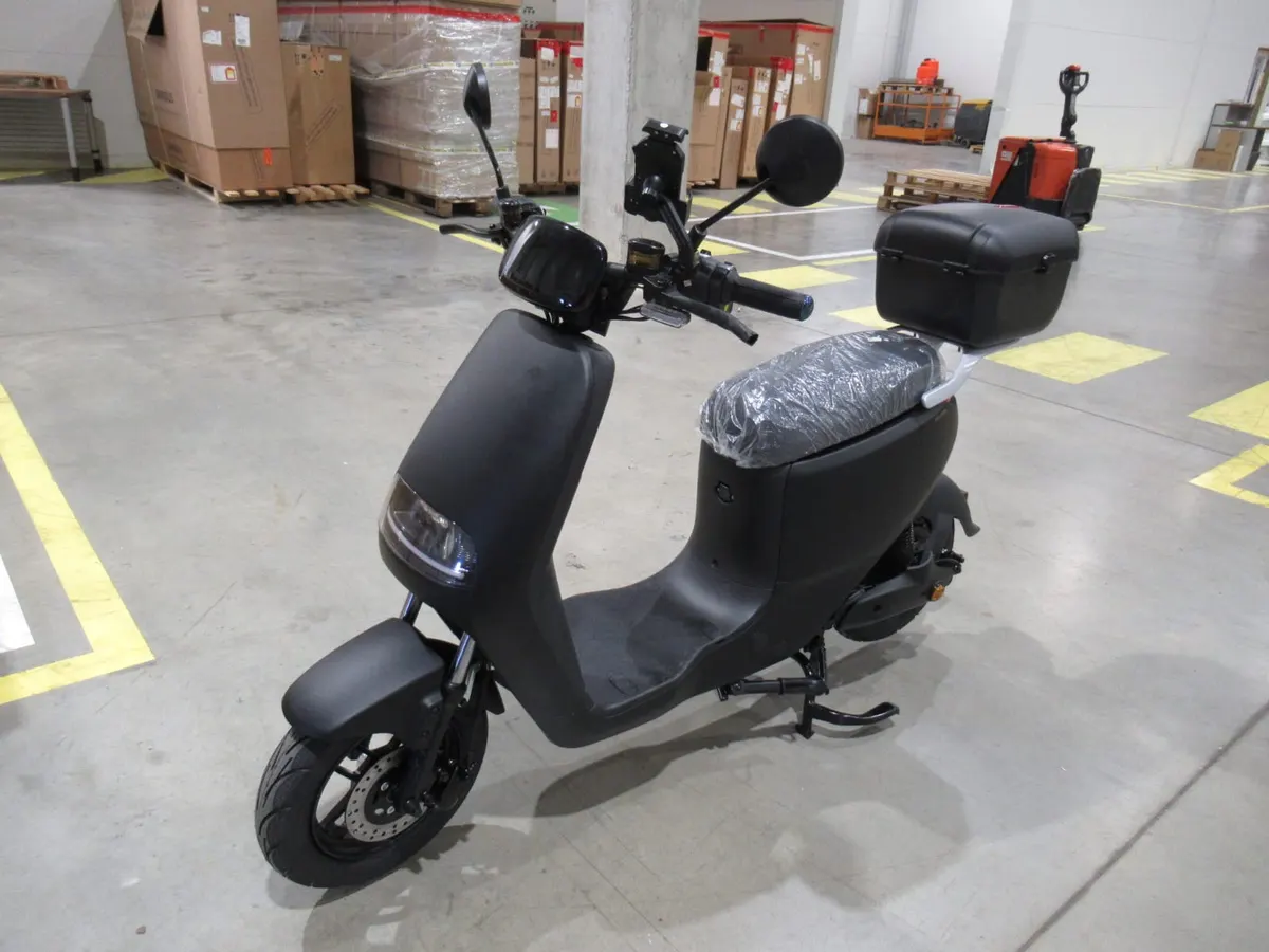 Novi City Go električni skuter sa koferom u magacinu REURANUS MOTORS, spreman za isporuku